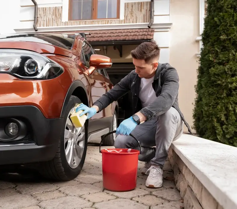 Lavage auto à domicile Bignoux : professionnel intervenant sur un véhicule